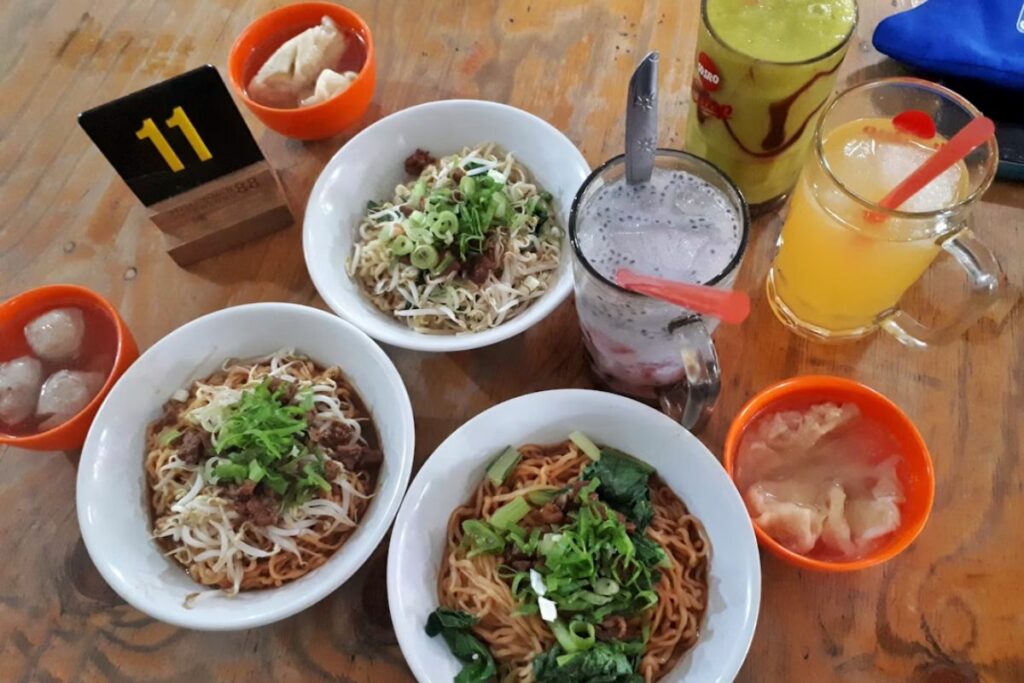 Betapa Sulitnya Bagi Saya untuk Menormalisasi Sarapan Mie Ayam Ala Warga Jakarta, Bukannya Bertenaga Malah Jadi Kliyengan!