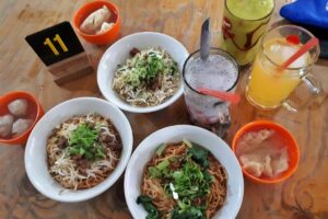 Betapa Sulitnya Bagi Saya untuk Menormalisasi Sarapan Mie Ayam ala Warga Jakarta, Bukannya Bertenaga Malah Jadi Kliyengan!
