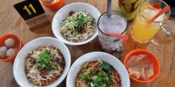 Betapa Sulitnya Bagi Saya untuk Menormalisasi Sarapan Mie Ayam Ala Warga Jakarta, Bukannya Bertenaga Malah Jadi Kliyengan!