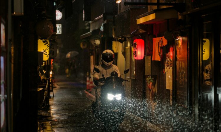 10 Kebiasaan Buruk yang Harus Ditinggalkan agar Motor Nggak Gampang Mogok Saat Musim Hujan Mojok.co