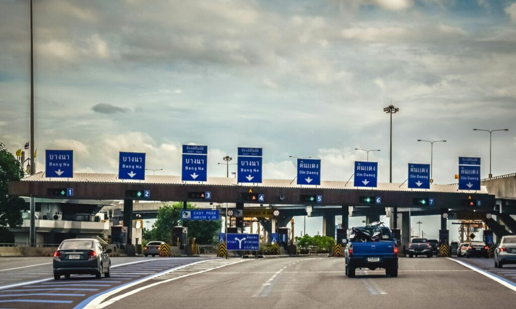6 Kebiasaan Menyebalkan di Gerbang Tol yang Bikin Pengemudi Lain Repot Mojok.co
