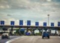 6 Kebiasaan Menyebalkan di Gerbang Tol yang Bikin Pengemudi Lain Repot Mojok.co