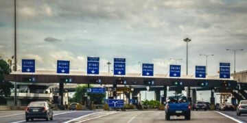 6 Kebiasaan Menyebalkan di Gerbang Tol yang Bikin Pengemudi Lain Repot Mojok.co