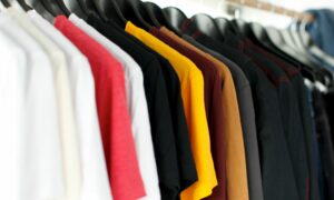 6 Rekomendasi Merek Kaus Polos Adem yang Mirip Uniqlo