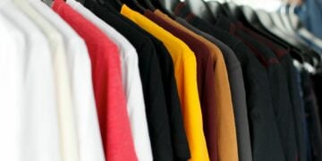 6 Rekomendasi Merek Kaus Polos Adem yang Mirip Uniqlo Mojok.co