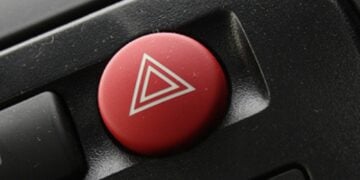 Pengendara Motor yang Menyalakan Lampu Hazard dan Kebut-kebutan di Jalan Raya Itu Punya Masalah Apa sih? Mojok.co