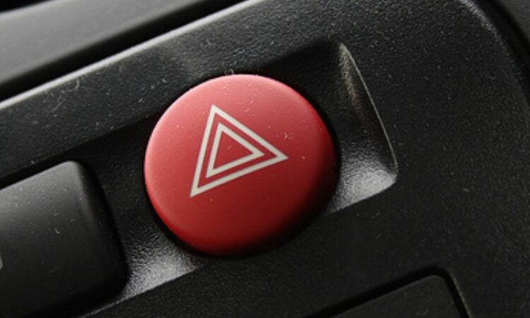 Pengendara Motor yang Menyalakan Lampu Hazard dan Kebut-kebutan di Jalan Raya Itu Punya Masalah Apa sih? Mojok.co