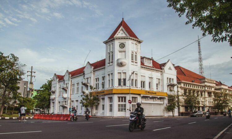 4 Makanan yang Sebaiknya Jangan Dijadikan Oleh-Oleh dari Surabaya Mojok.co