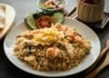 Resep Membuat Nasi Goreng agar Rasanya Mirip dengan yang Dimasak Abang-abang Penjual Nasgor Mojok.co