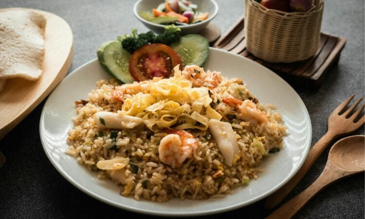 Resep Membuat Nasi Goreng agar Rasanya Mirip dengan yang Dimasak Abang-abang Penjual Nasgor Mojok.co