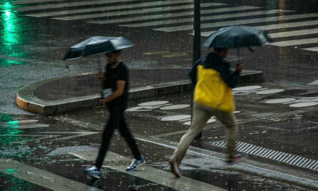 Jalanan Jakarta Saja Sudah Menyebalkan, Ditambah Musim Hujan Makin Mengesalkan Mojok.co