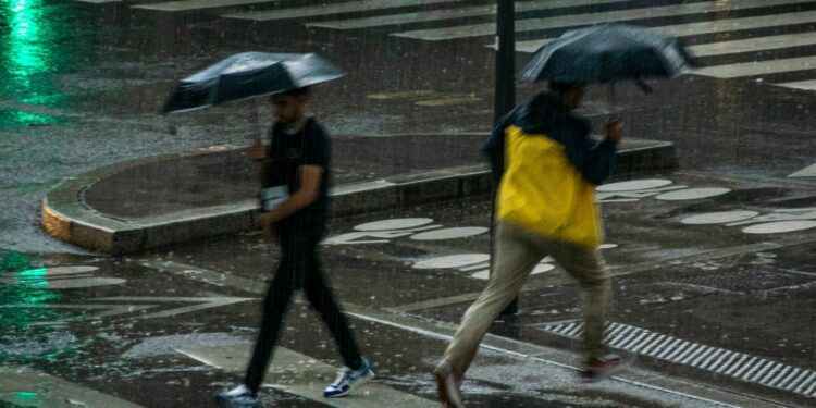 Jalanan Jakarta Saja Sudah Menyebalkan, Ditambah Musim Hujan Makin Mengesalkan Mojok.co