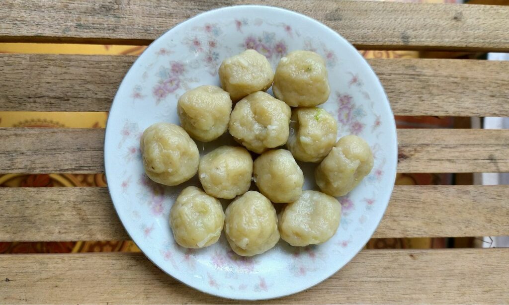 4 Ciri Penjual Cilok yang Dagangannya Sudah Pasti Enak Mojok.co