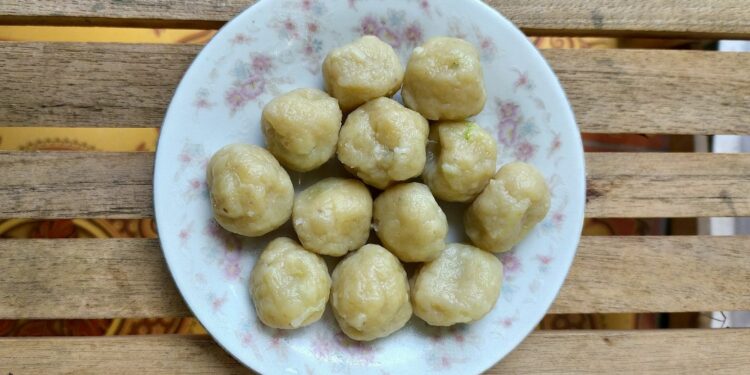 4 Ciri Penjual Cilok yang Dagangannya Sudah Pasti Enak Mojok.co