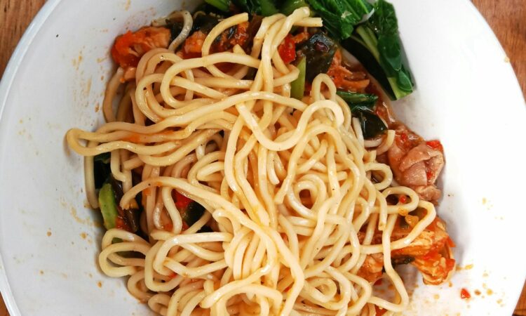 Nggak Semua Cocok Makan Mie Ayam Pakde Wonogiri, Salah Satunya Orang dengan Lidah Surabaya seperti Saya Mojok.co