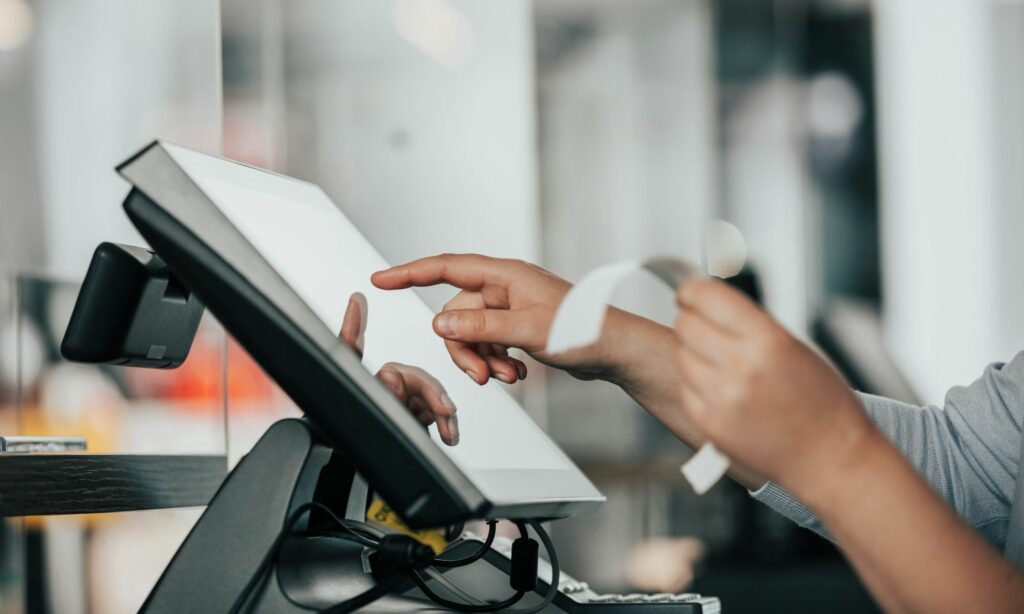 4 “Dosa” Indomaret dan Alfamart yang Bikin Kesal Pelanggan Mojok.co