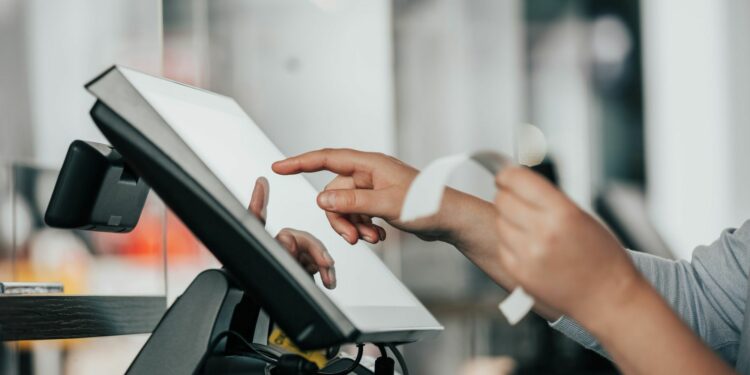 4 “Dosa” Indomaret dan Alfamart yang Bikin Kesal Pelanggan Mojok.co