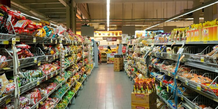 Bravo Cepu, Supermarket Penyelamat Warga di Sisi Timur Blora Mojok.co