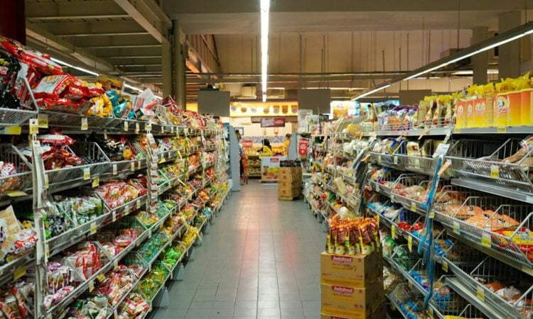 Bravo Cepu, Supermarket Penyelamat Warga di Sisi Timur Blora Mojok.co