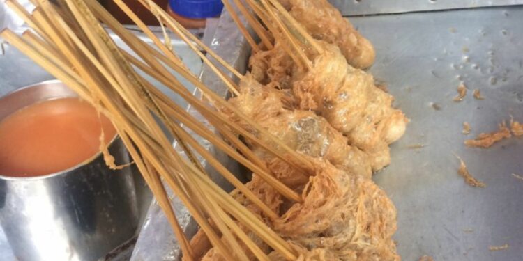 4 Ciri Penjual Cilor Gulung yang Pasti Enak dan Bikin Ketagihan Mojok.co