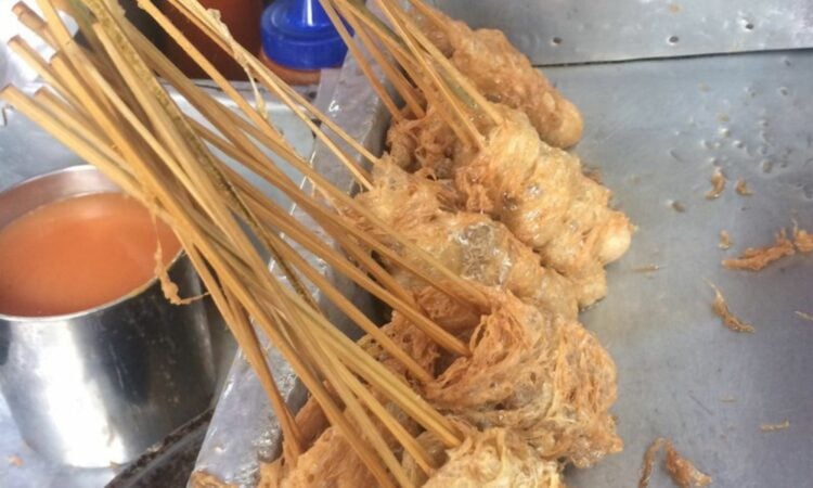 4 Ciri Penjual Cilor Gulung yang Pasti Enak dan Bikin Ketagihan Mojok.co