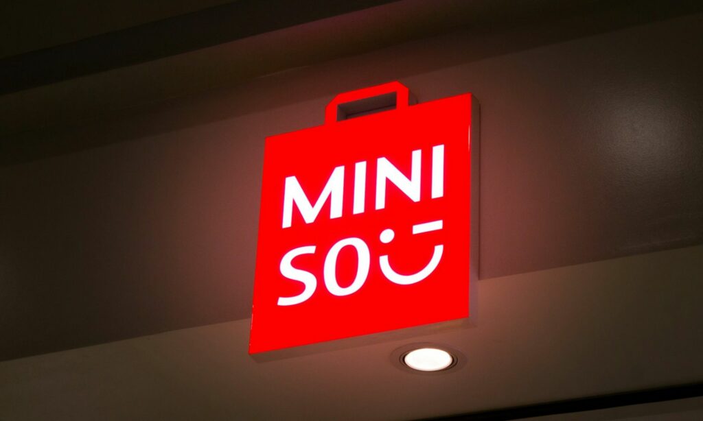 4 Alasan Belanja di Miniso Lebih Nyaman daripada di Niceso, Bukan Cuma Soal Harga Mojok.co