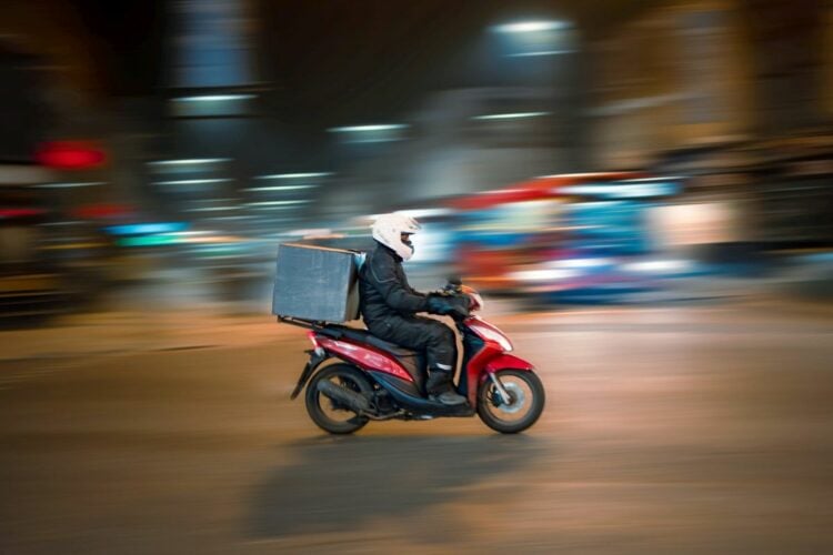 Derita Mahasiswa Rela Nyambi Ojol demi Bayar UKT Mahal (Unsplash)