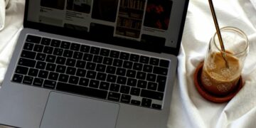 5 Pekerjaan Sampingan Karyawan yang Bisa Dikerjakan dari Kasur, Modalnya Receh tapi Hasilnya Bikin Senyum