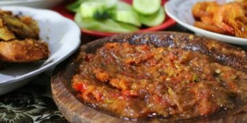 4 Ciri Warung Sunda yang Masakannya Dijamin Enak, Salah Satunya Lalapan Selalu Segar