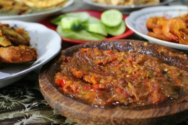 4 Ciri Warung Sunda yang Masakannya Dijamin Enak, Salah Satunya Lalapan Selalu Segar