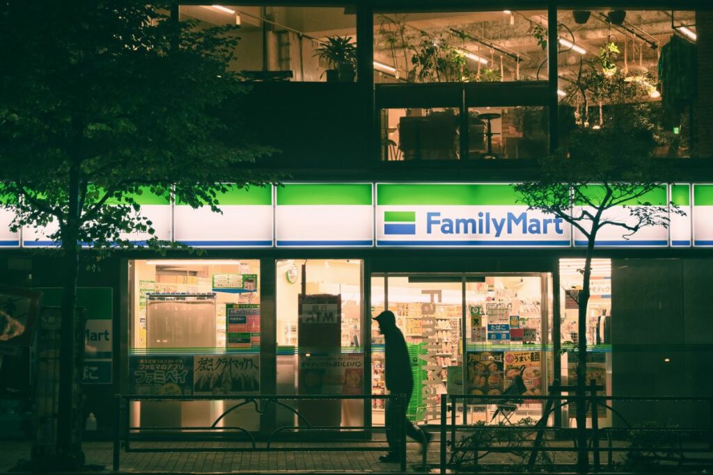 Kursi Besi FamilyMart: Obat Pengurang Stres Pekerja Jakarta selain Kursi Indomaret