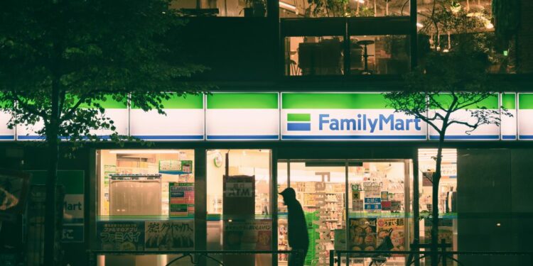 Kursi Besi FamilyMart: Obat Pengurang Stres Pekerja Jakarta selain Kursi Indomaret