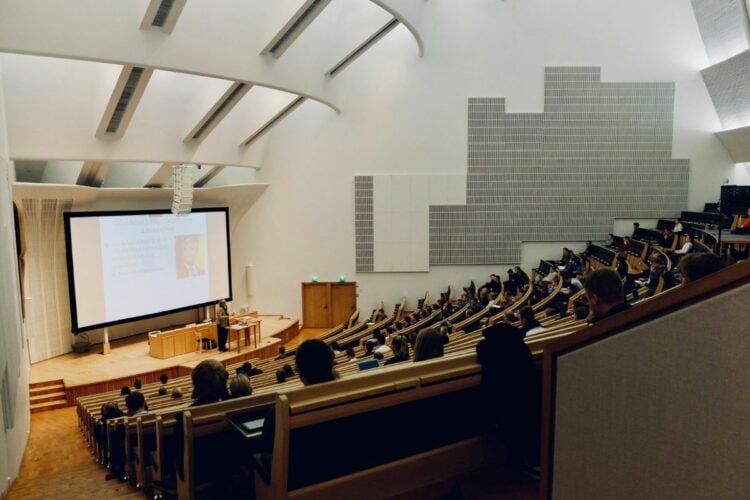 Dosen Toxic Kebelet Jadi Guru Besar: Tugas Artikel Ilmiah Wajib Terbit dan Ancam Mahasiswa dengan Nilai