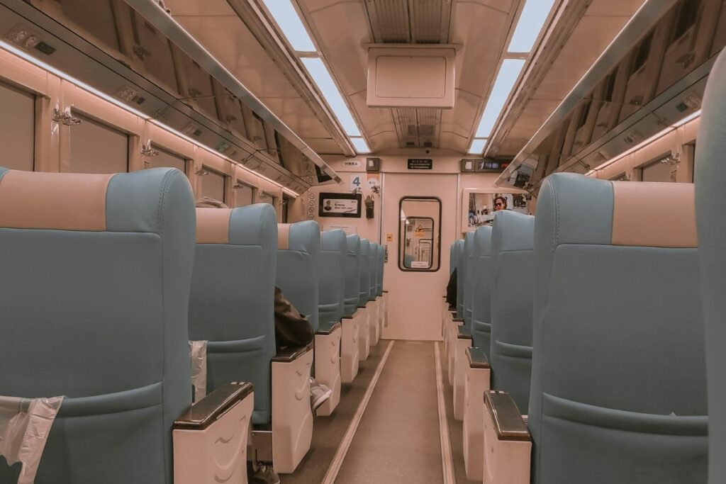 Sudah Saatnya KAI Menyediakan Gerbong Khusus Pekerja Remote karena Tidak Semua Orang Bisa Kerja Sambil Desak-Desakan