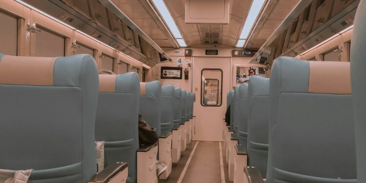 Sudah Saatnya KAI Menyediakan Gerbong Khusus Pekerja Remote karena Tidak Semua Orang Bisa Kerja Sambil Desak-Desakan