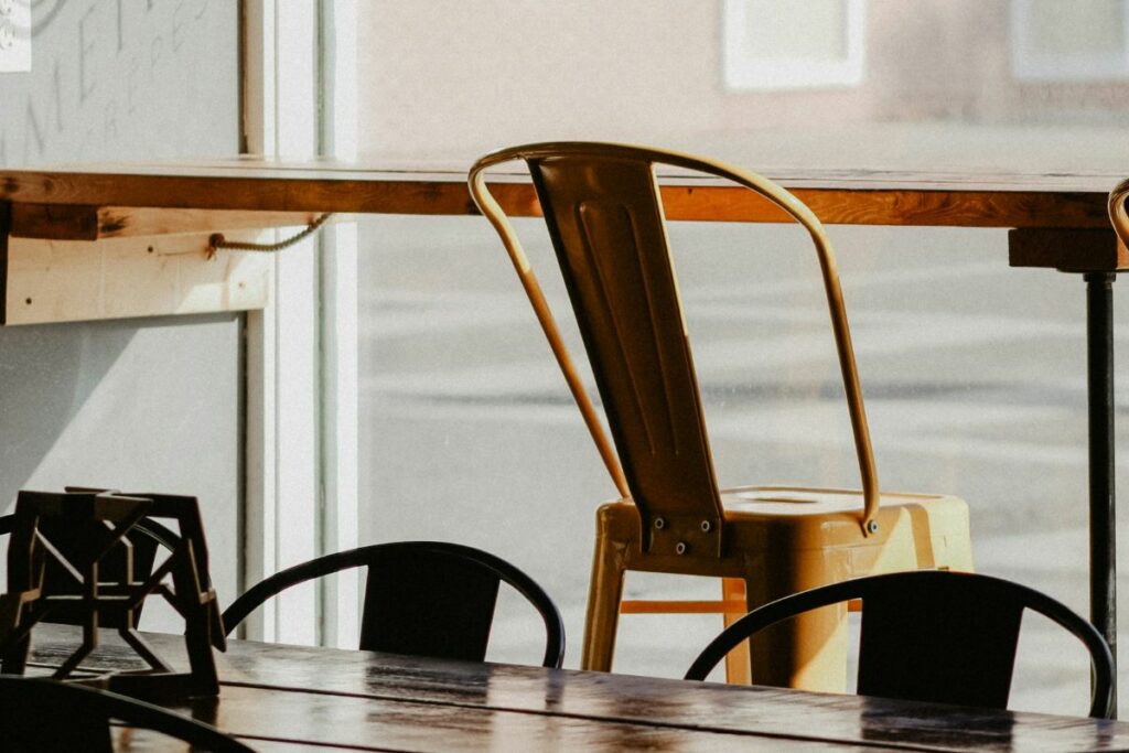 Menebak Alasan Kenapa Tidak Ada Kursi Besi ala Indomaret di Warung Madura