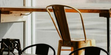 Menebak Alasan Kenapa Tidak Ada Kursi Besi ala Indomaret di Warung Madura