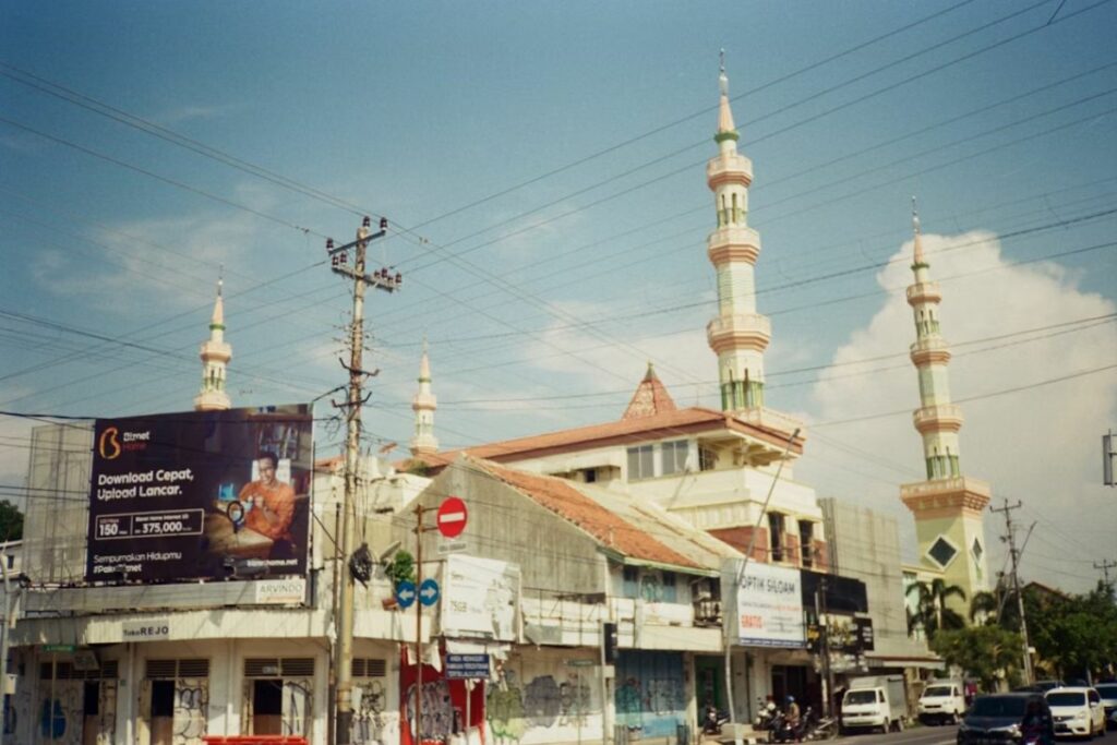Logat Tegal Bukan Produk Hiburan, Jadi Tolong Jangan Olok-Olok Kami ketika Lagi Ngobrolin Hal-Hal Serius!