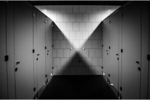 4 Alasan Kloset Jongkok Lebih Cocok buat Toilet Umum ketimbang Kloset Duduk, Lebih Natural!