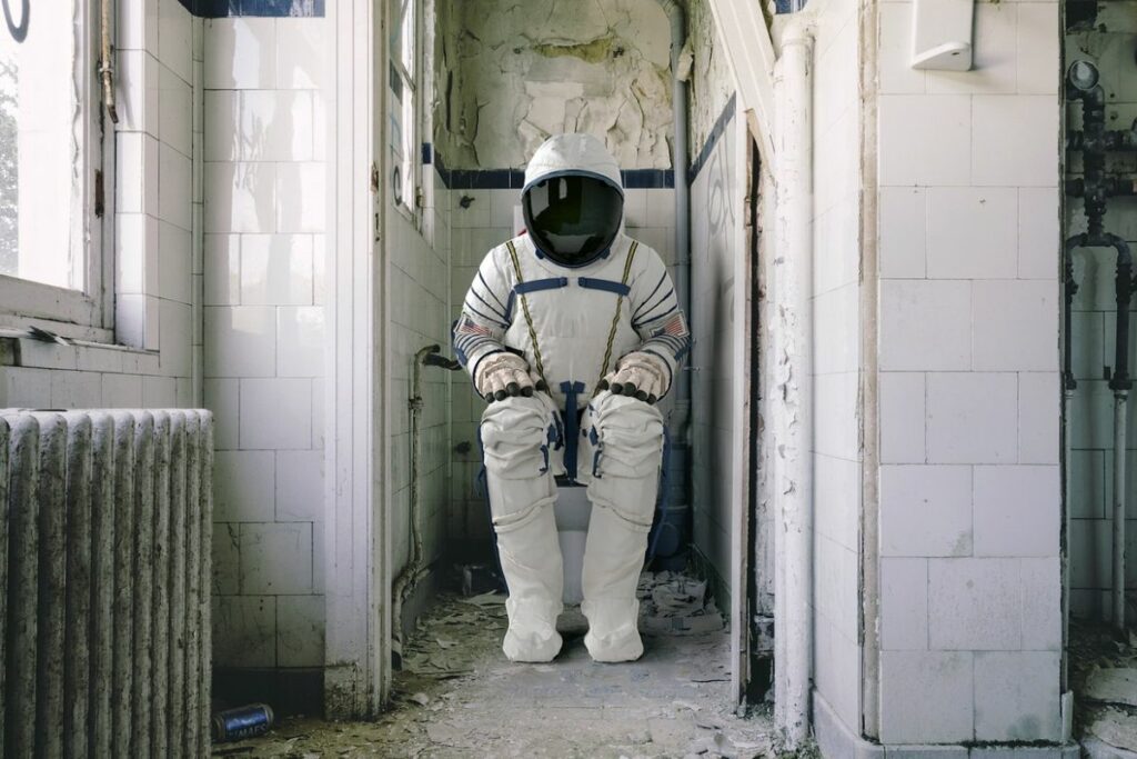 Perokok di Toilet Umum Adalah Spesies yang Sama Busuknya dengan Mereka yang Merokok Sambil Berkendara