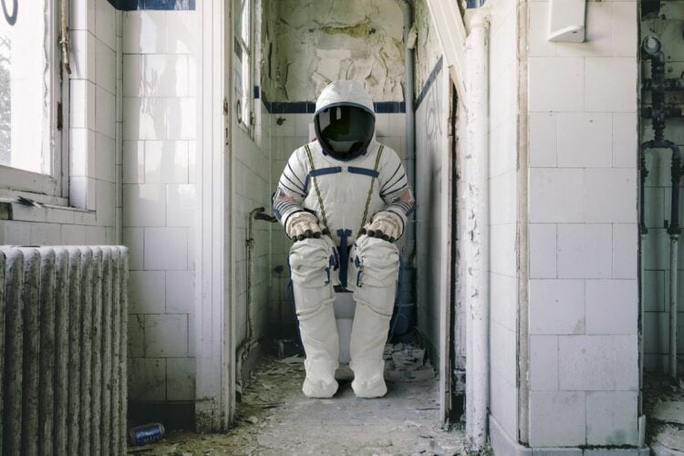 Perokok di Toilet Umum Adalah Spesies yang Sama Busuknya dengan Mereka yang Merokok Sambil Berkendara