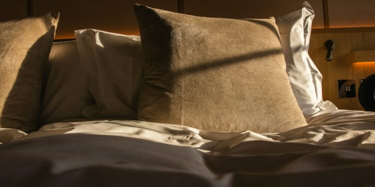 7 Tabiat Penjaga Kos yang Bikin Penghuninya Betah Tinggal Mojok.co