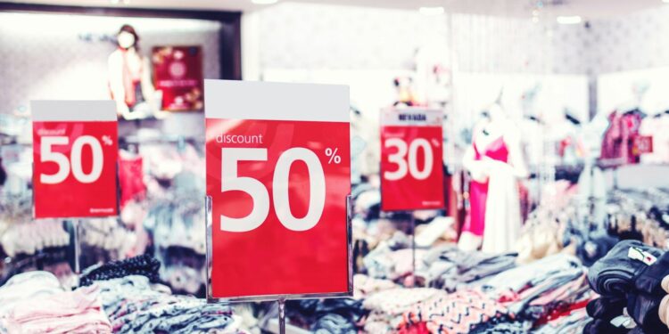 5 Tips Agar Kantong Nggak Jebol Dikeroyok Diskon Natal dan Tahun Baru Mojok.co