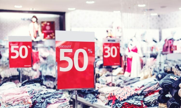 5 Tips Agar Kantong Nggak Jebol Dikeroyok Diskon Natal dan Tahun Baru Mojok.co