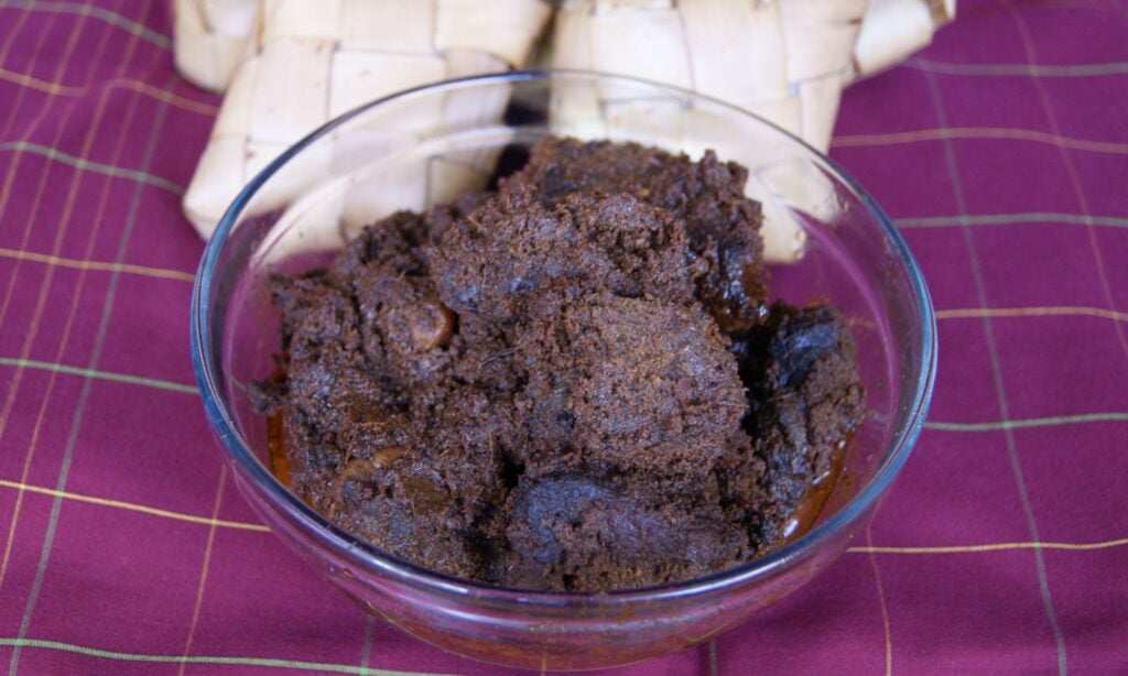Kalio Disangka Rendang Adalah “Dosa” Terbesar Orang Jawa di Rumah Makan Padang Mojok.co
