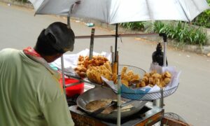 4 Dosa Penjual Gorengan yang Bikin Pembeli Kapok dan Trauma