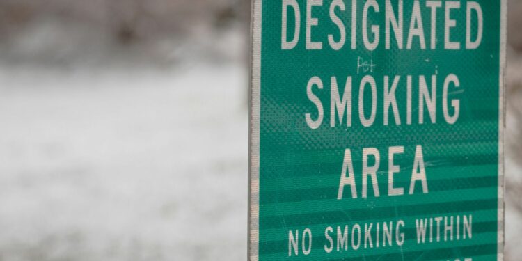 Ruang Merokok Changi Airport Singapura Membuatnya Menang dari Soekarno-Hatta dan Bandara-bandara Lain yang Pernah Saya Sambangi Mojok