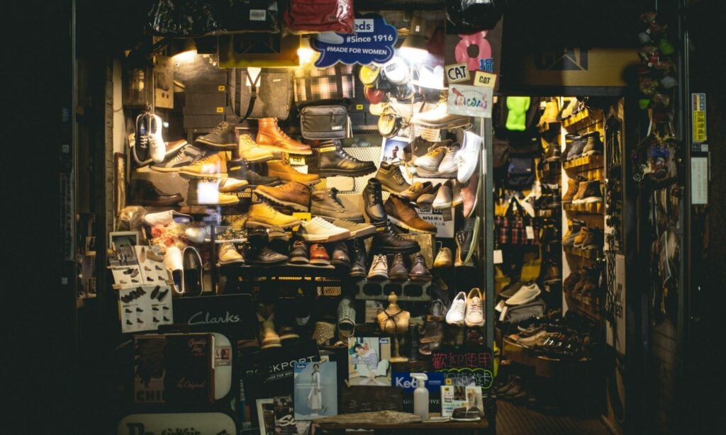 AeroStreet Black Classic, Sepatu Lokal Harga 100 Ribuan yang Awet Mojok.co