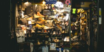 AeroStreet Black Classic, Sepatu Lokal Harga 100 Ribuan yang Awet Mojok.co