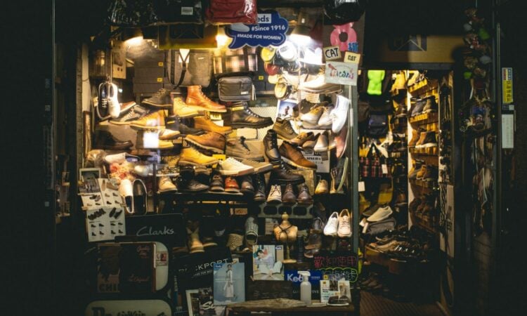 AeroStreet Black Classic, Sepatu Lokal Harga 100 Ribuan yang Awet Mojok.co